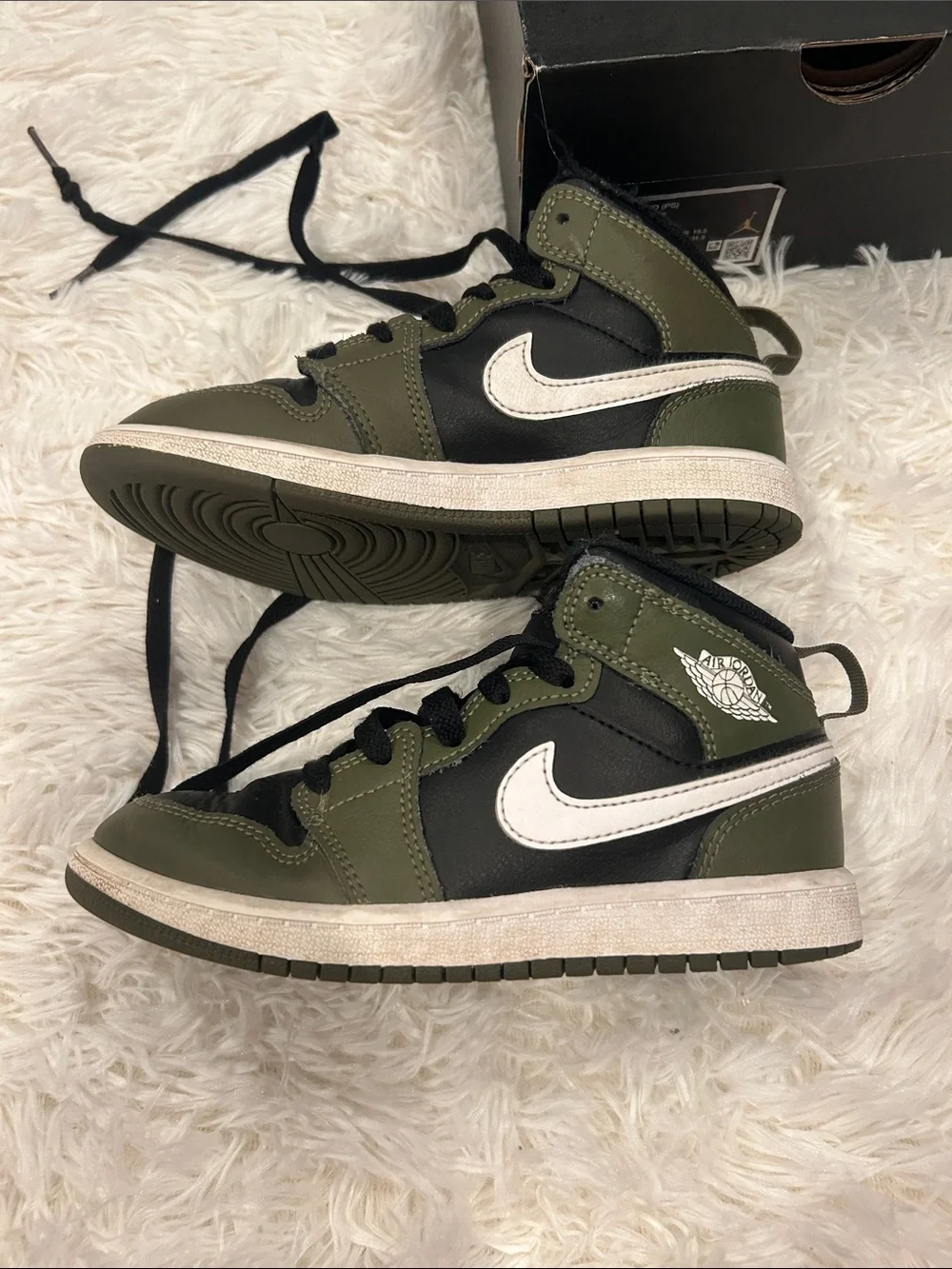 Nike Jordan 1 Mid (PS) kids sneakers in Olive Green, Black & White